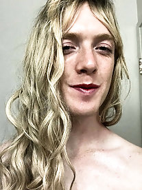 Shemale chick is playing with her hole