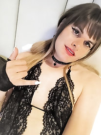 Mad tranny sluts are spreading their butt