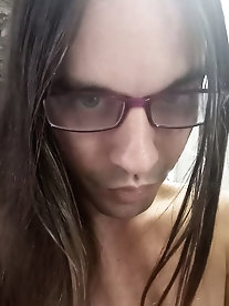 T-girl slut is baring it all on pics