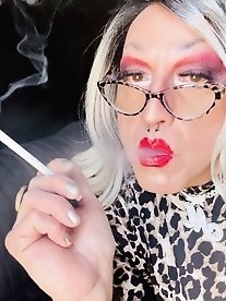 Marilyn hot shemale masturbates burning her pussy with a cigarette