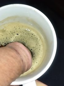 Young camwhore shows her ass to a million people