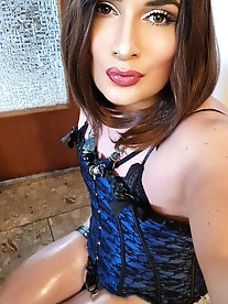 Attractive tranny harlot puts on sexy dress